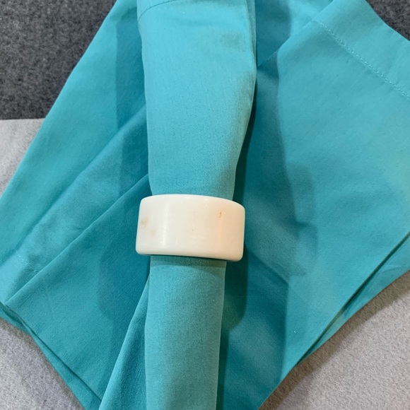 NEW Crate and Barrel 4 dinner napkins - Picture 2 of 6